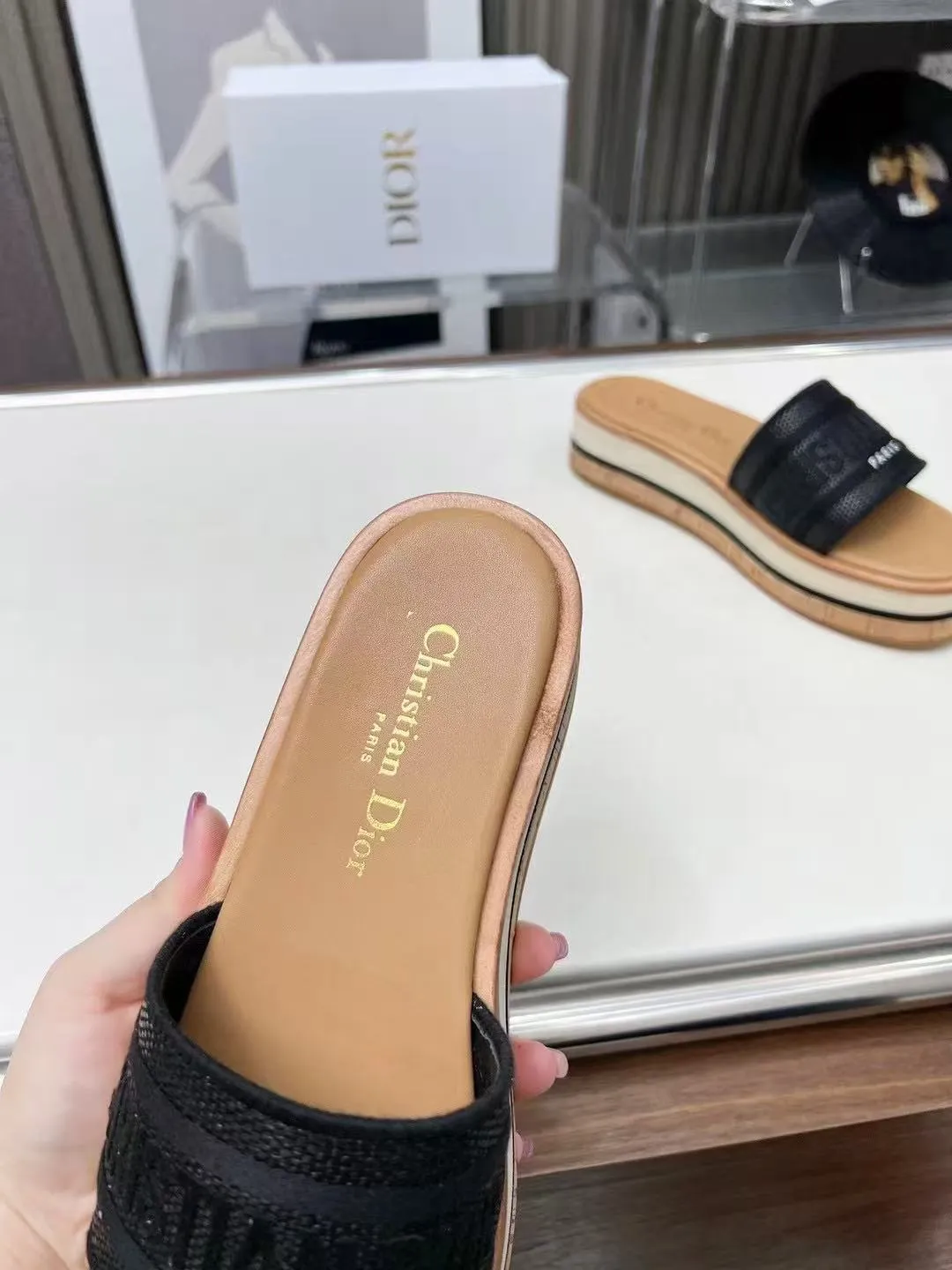 👟👟Ex-factory price 420👟👟 Dior's new spring and summer IVIETA DWAY jelly-colored flat-soled one-slip women's shoes with CD letter logo three-dimensional embroidery thick-soled round-toe open-toe slippers. The original version is developed to be the top version on the market. It feels soft and delicate on the feet and is extremely comfortable. Material: Upper imported raffia electric embroidery high-temperature water-soluble cotton technical fabric + water-dyed cowhide foot pad lining + original consistent combination outsole Outsole: original outsole Size: 35-42 (40.41.42 custom-made, non-refundable and non-exchangeable)